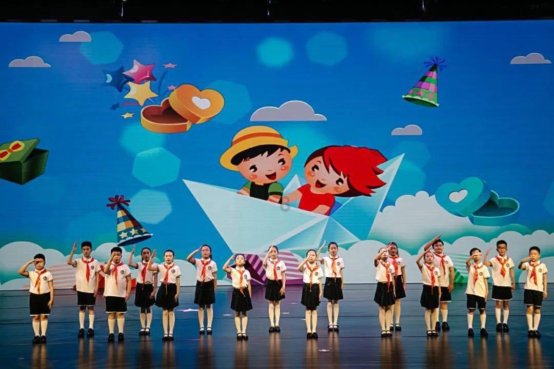母子齐上阵为河南文旅助力!7岁男孩扮财神为游客送冰糖雪梨水,让大家感受河南的热情!